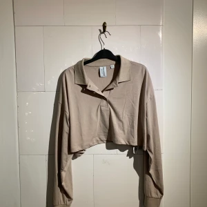 Beige croptop från Collusion.  - Snygg och skön croptop, mer som M/L i storleken. Aldrig använd så i mycket bra skick, nyköpt. 191 kr med inkluderad frakt.
