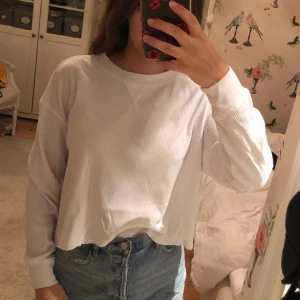 Hollister topp - Hollister vit topp, sparsamt använd. Perfekt till hösten! Fraktar endast då jag har sjukt mycket att göra just nu💗 skickas spårbart!