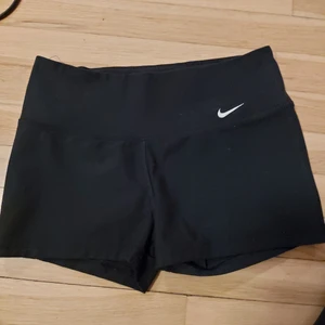 Nike korta träningsshorts strl S - Nike korta träningsshorts. 