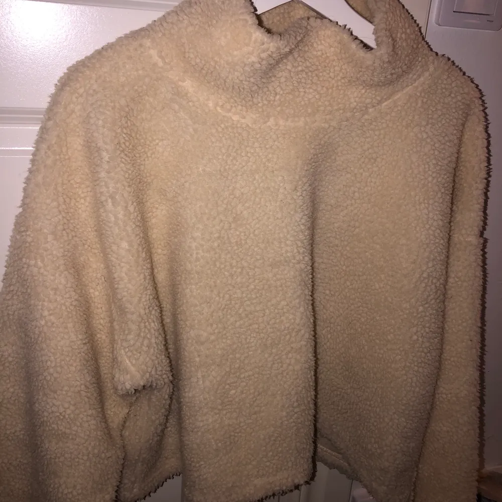 En stor Teddy tröja från bikbok. Som ni ser är den lite sliten i (nopprig) men inte alls mycket. Därav säljer jag den för 30kr. Köparen står för frakten💛💛. Tröjor & Koftor.