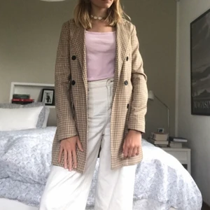 Rutig kappa  - Världens finaste höstblazer. Säljer eftersom den inte kommer till användning. Står inte för postens slarv 🤍🤍