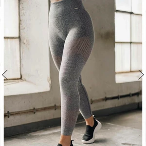 Aim’n träningset - Säljer mitt Aim’n set med färgen grey melange väldigt bra skick som nya. Kan sälja dem separat och ihop. Priset är för båda annars kostar tröjan 400 och legginsen 500