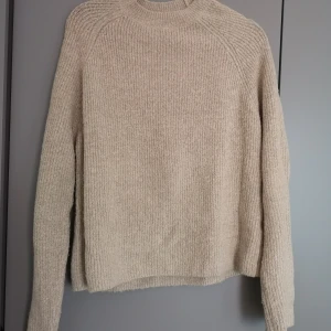 Stickad tröja från Asos - Ribbstickad tröja från ASOS. Lite stor i storleken, har vanligtvis 36-38. 