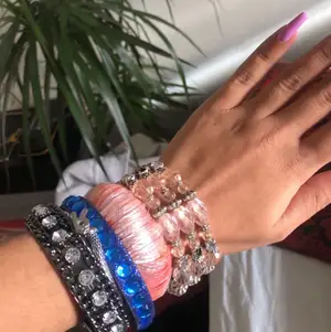 Diverse armband som inte kommer till användning, hör av för fler bilder:)🌸.  