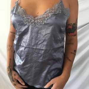 Siden linne - Justerbart linne i siden. Helt oanvänt