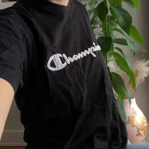 t-shirt från champion - svart t-shirt från champion, fett najs o passar till allt! passar xs-m beroende på hur man vill att den ska sitta 💖🤍