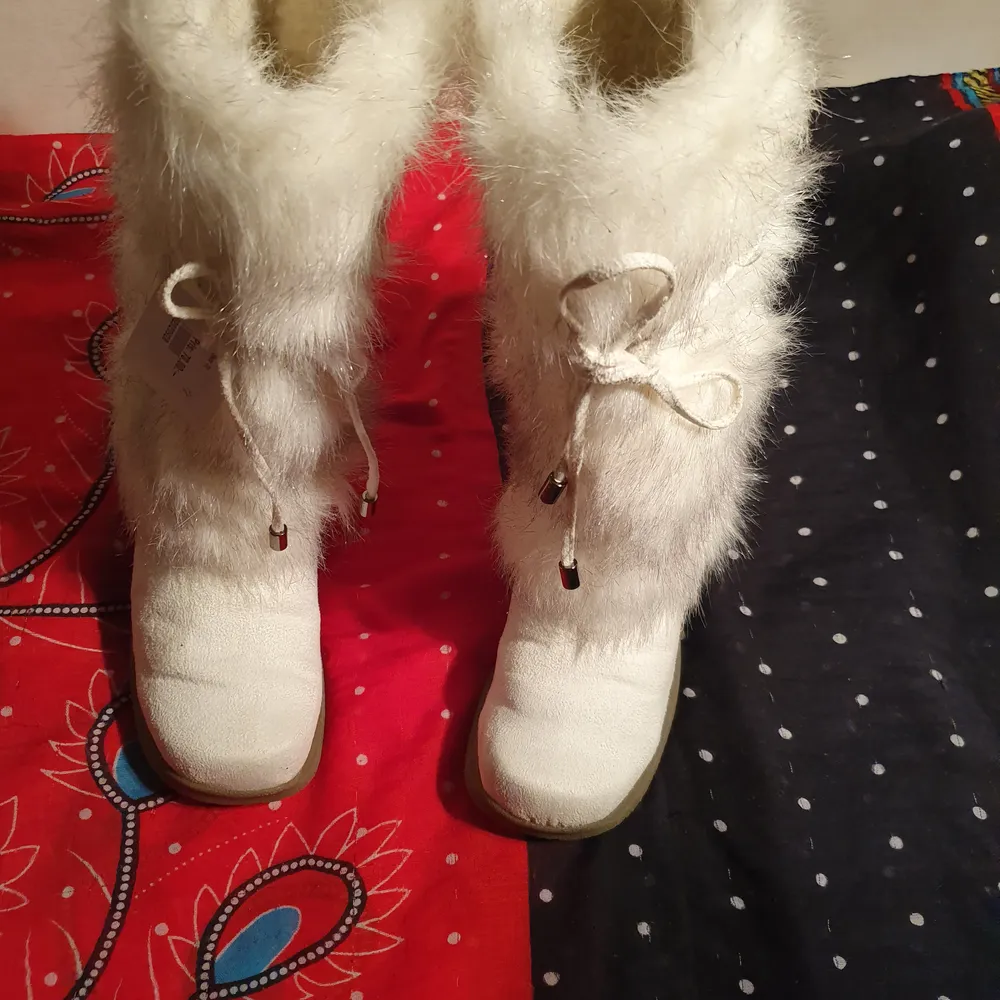 EN Vintage trending djur åkt fur boots I bra skick och passar 36- 38.5 användade 2 gånger .Bra till vinter och snow.De är trending och stylig. jag köpte dem 3499.Vit och lite gold glitter på fur. Pm för mer information. Skor.