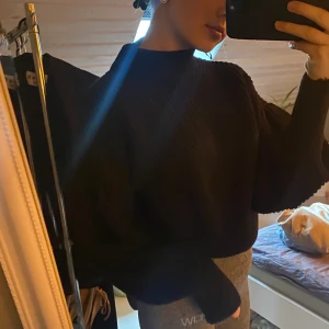 Stickad tröja med ballongärm! - Svart stickad tröja med ballongärm! Aldrig använd så den är som ny! Jätte mysig och skön🥰 kontakta om fler bilder önskas, frakten är inräknat i priset! 