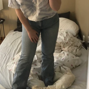 Jeans  - Säljer dessa jeans i modellen Voyage från weekday. Har använt dom mycket men är i bra skick. Har klippt hålet själv. Storlek 28/28 och sitter hyfsat tajt på mig. Är 160 så skulle passa någon som är lite mindre. 100+frakt 