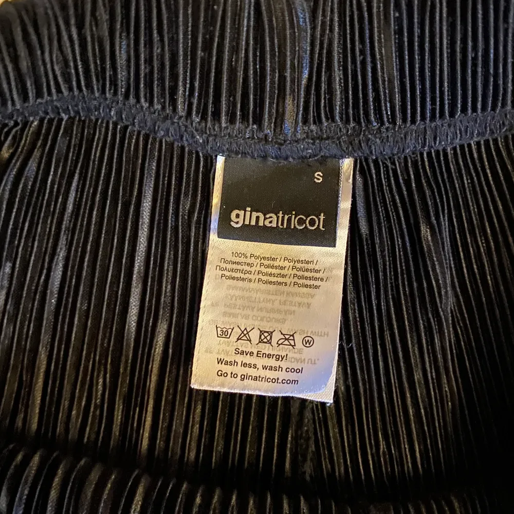 Mysiga mjuka shorts från Gina tricot. Speciellt material, tror att det kallas plisserat. . Shorts.