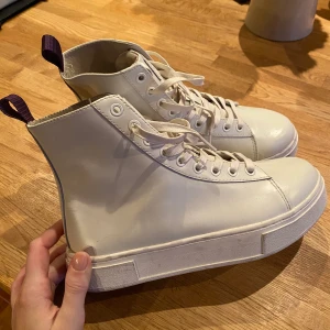 Eytys Kibo Leather storlek 38 - Säljer mina Eytys i modellen ”Kibo Leather white”, storlek 38. Kommer tyvärr aldrig till användning. Inköpta på Eytys sample sale så kan vara lite smuts på sulan men inget som inte går att få bort. Aldrig använda. 