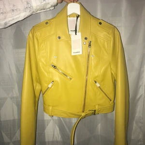 PULL& BEAR JACKA - Jacka från Pull&Bear. Perfekt skick, helt ny. Lappen är kvar. Fin gul färg som passar till alla outfits. Den gula färgen smälter verkligen in med andra färger 😍 Storlek är M men passar S. 
