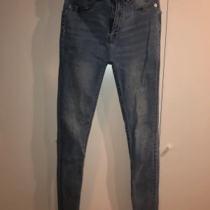 Ljusblåa stretchiga jeans! - Jeans från lager157 men högmidja😊 väldigt stretchiga och långa i benen, lite för långa på mig som är 170😊