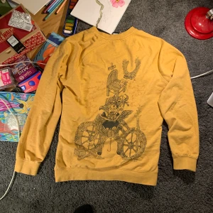 Gul tröja - Jättemysig tröja köpt secondhand, trycket är på ryggen så den är helt gul framifrån⛱ 🦎1 plagg 30kr🦎2 plagg 50kr🦎3 plagg 70kr🦎4 plagg 95kr🦎5 plagg 120kr🦎