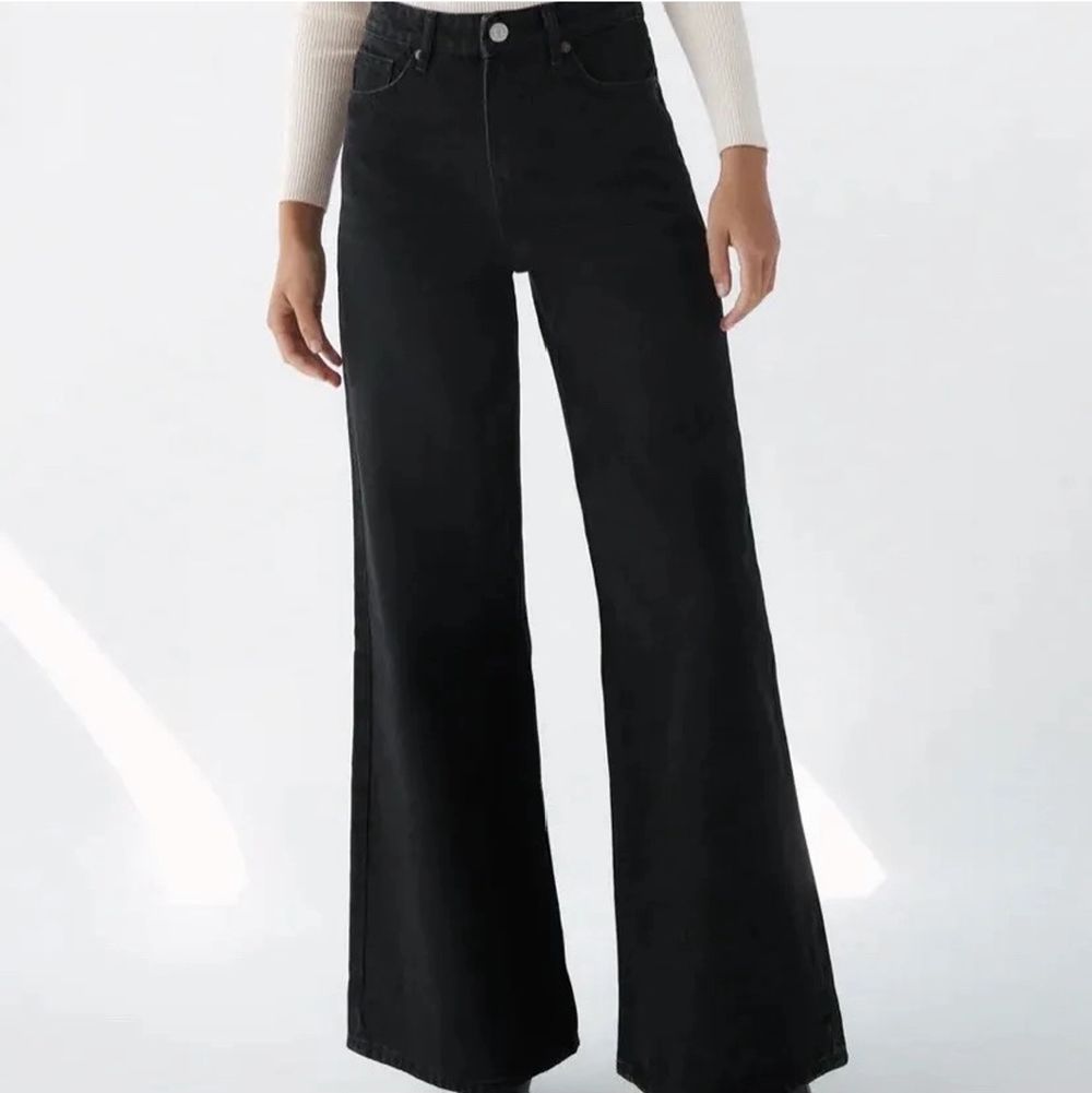 Hej! Säljer dessa super fina och trendiga Jeans från Zara modellen heter SUPER WIDE LEG FULL LENGTH i storlek 40 men passa perfekt för storlek 38(då jag har det)! Köpta för 399kr men säljer för endast 200kr eftersom de är LITE för långa för min smak, har även bara haft på mig dom 1 gång! . Jeans & Byxor.