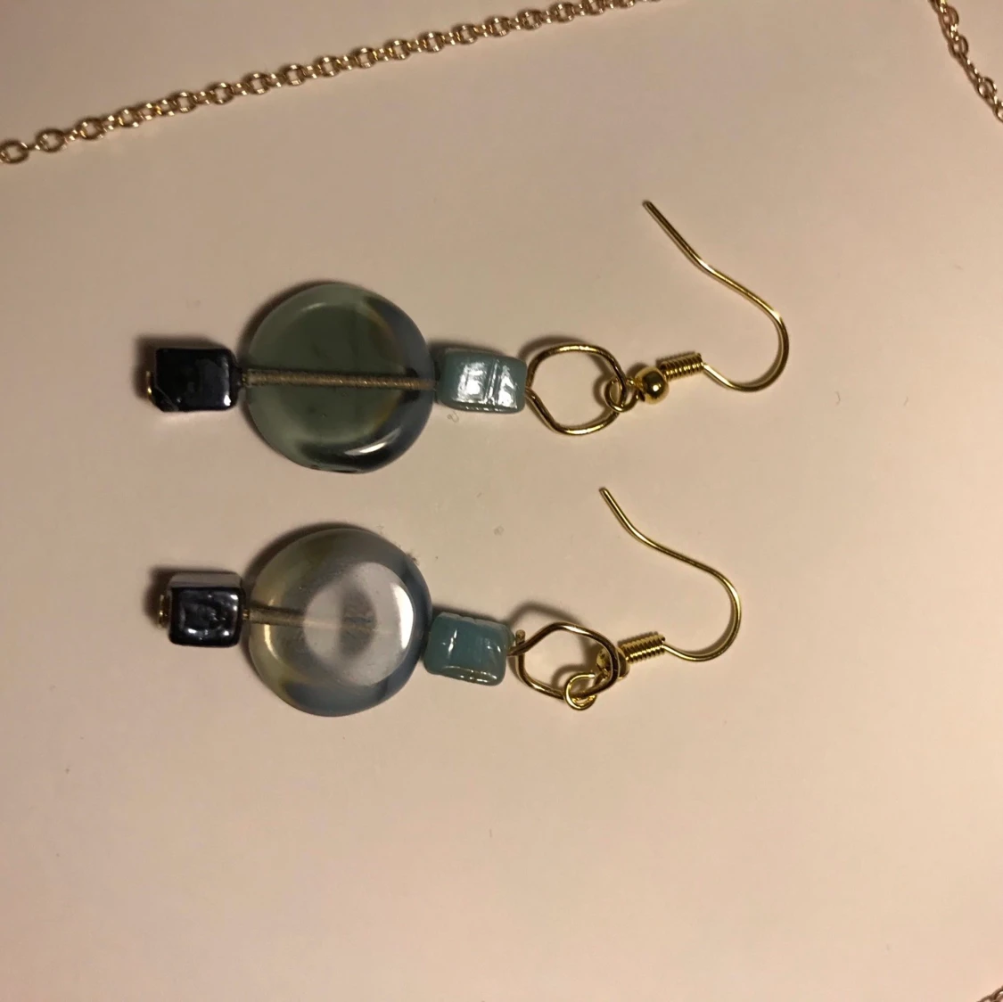 Matchande örhängen och halsband:) blå och guld - 90