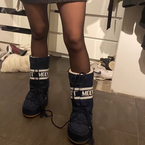 Marinblåa moonboots - Marinblåa moonboots som är några år gamla. Slitna på snörena och lite smutsiga där fram. Annars bra skick. Kan skicka fler bilder vid önskan. Buda i kommentarerna! 
