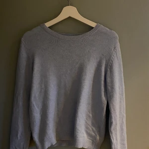 Blå stickad tröja  - En blå stickad tröja som är ganska använd. Frakten är inte inkluderad i priset. Det är bara att fråga om du vill ha fler bilder! Den är i strl s