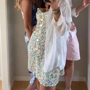 Klänning från Zara - Jätte fin och söt klänning från zara som jag har bara använt en gång. Den är så fin och säljer pågrund av att den inte kommer till jätte mycket användning längre. Inköpt för 500kr 