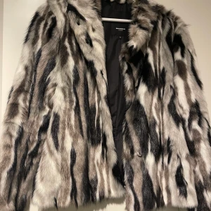 Faux fur jacka - Sååå fin jacka i faux fur. Sitter ganska tight och tyvärr för liten för mig. Använd bara några gånger så är i bra skick. Frakt 85 kr (då den är stor och rätt tung). Nypris runt 2000