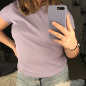 Ljuslila topp  - Säljer denna ljuslila ribbade toppen från Monkl. Använder den inte längre och den är fortfarnade i fint nästan nyskick! 🤍