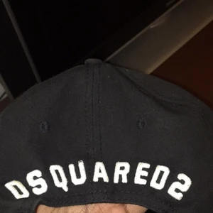 Dsq2 keps - Svart keps med vit text, skick 8/10