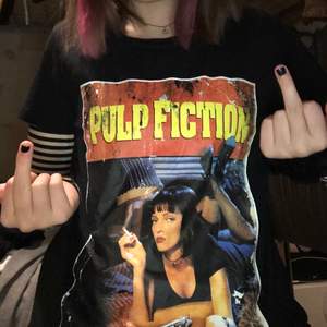 Jättefin Pulp fiction t-shirt som tyvärr inte används av mig. Köptes här på Plick men är i superfin kvalitet.❤️ frakten tillkommer