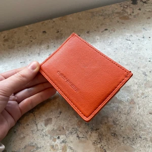 Carin Wester  - Sprillans ny korthållare från Carin Wester! Frakt tillkommer 🧡