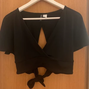 svart crop top  - Säljer denna svarta crop top, helt oanvänd bortsett från att jag har provat den. 60kr + frakt