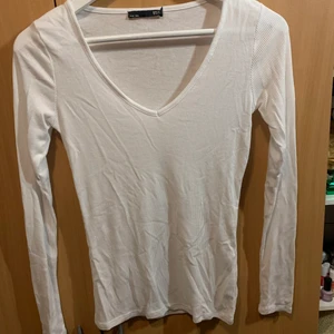 V-ringad tröja - Söt oanvänd topp, strl S men mer som M. Kan skickas mot fraktkostnad 🚚 