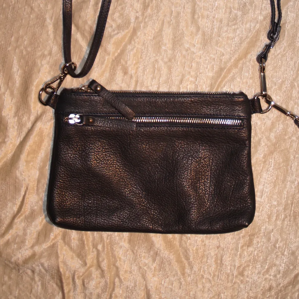 Minihandväska i läder från Italien 🌹 justerbar axelrem . Väskor.