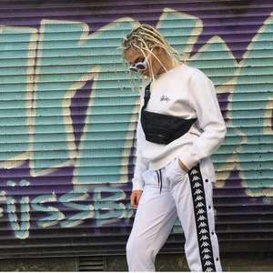 Kappa white trackpants - Säljer mina vita kappa track pants🦋 Byxorna är super sköna och har en snygg passform✨ säljer pga används tyvärr inte. Använd endast 5 gånger så de är i bra form💓💓 frakt står köparen för 🧚🏼 kan mötas upp i sthlm 