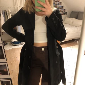 kappa - fodrad snygg kappa med skärp från hm som tyvärr blivit förliten. skön och varm, i bra skick. storlek 34! frakt tillkommer, spårbart!💞