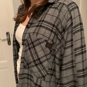 Skjorta från Urban Outfitters  - Så fin skjorta från Urban Outfitters som inte kommer till användning längre❤️ Men det va min absoluta favvo plagg förut! Storlek XS men är väldigt over sized🙏🏼 köpte den för 600kr💞
