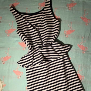 Jättefint klänning från HM - Tajt och sitter sitter jätte fint på. Har inte använt, storlek 34.