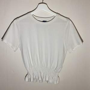 Säljer denna vita T-shirt med volang nertill från ginatricot, använd en del men ändå i fint skick. Säljer för 80 kr + FRAKT 🤍