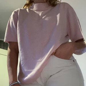 Rosa stickad t-shirt - Rosa stickad t-shirt med högre krage, jag är 177 och den är lite ”oversized”. En liten liten fläck på framsidan men ingenting som drar uppmärksamhet.