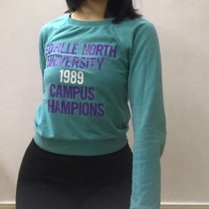 College sweater - En blå/grön turkosaktig college sweater. Vintage vibe och otrolig mysig. Använd ett par gånger, har små bollar på vissa ställen men anser personligen att det ger mer känsla. Fortfarande i bra skick. Passar storlek s/xs. Pris kan diskuteras och skriv gärna vid frågor eller önskemål om fler bilder. Kläderna tvättas och strykes precis innan utskick om så önskas. (Ifall det blir pengar över från frakten betalas det tillbaka)❤️