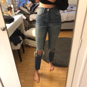 GinaTricot ljusblå jeans - Ett par ljusblåa jeans med hål på knäna från GinaTricot. Modellen heter Sienna. Storlek 38 men passar om du är 36. Ganska tajta nertill men bra passform i midjan. Jag är 171 och dem är inte så långa på mig. Endast använda några gånger:)🖤