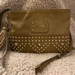 Ny! Guess Väska - Oanvänd väska från Guess i nyskick. dammpåse inkluderar.
