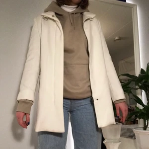 Vit kappa - Vit kappa från mango. Den är storlek L men jag skulle säga att den är liten i storleken. Jag är vanligtvis en M och det är jag på bilden. Frakt ingår inte