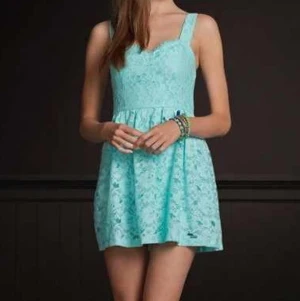 Klänning i spets - Hollister, super fin, somrig klänning. Säljes även i vit