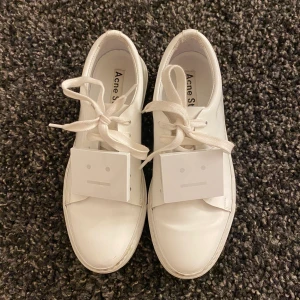 Acne skor - Ett par supercoola skor från acne studios! De är väldigt stora i storlekarna så även om det är storlek 35 så skulle jag säga att de passar upp till 36,5. Hör av dig om du är intresserad!🥰