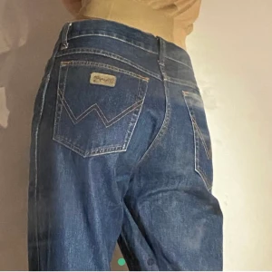 Wranglers - (Inte mina bilder) snygga Wranglers köpta här på plick för totalt 290 i en finfin mörkblå färg! Säljer vidare då de tyvärr inte passar mig:// Ser som nya ut dvs mycket gott skick-knappt använda enligt förra säljaren!! 