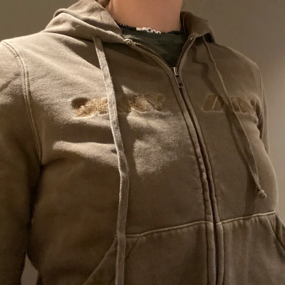 Intressekoll på min vintage hoodie från DKNY.🥰. Hoodies.