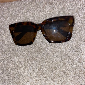 Solglasögon  - Snygga solgalsögon som inte riktigt är min stil och inte har kommit till användning 