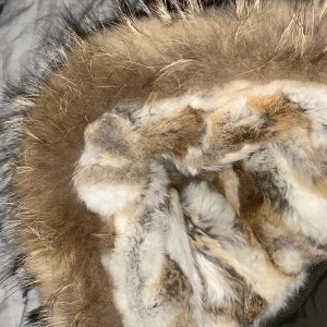 Rock and Blue pälsjacka  - En super fin armé grön pälsjacka. Längden på jackan är till låren/över knäskålarna. Jackan har 8 fickor totalt. Jackan har två stycken päls. Innanför luvan och utanför. Priset kan skilja sig vare sig man vill ha båda elle en päls med jackan.