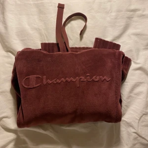 Championtröja i velour  - Mysig champion huddie i mörklila (första bilden gör mest rättvisa till färgen). Säljer för att den är lite liten på mig som är 170 cm lång. Men annars superfin, älskar verkligen färgen! Priset blir 200kr jämt inklusive frakt.💜
