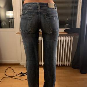 Säljer mina supersnygga lågmidjade jeans då det har blivit för små för mig! De är långa och lite utsvänga. Strl S. Köpta på second hand.