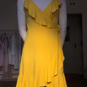 Jätte söt gul klänning, säljer den då den inte riktigt är min färg. Frakt tillkommer på 44kr💖